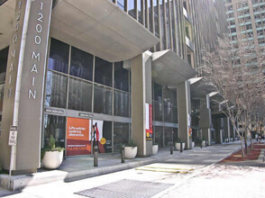 Building Photo - Downtown condo with roof top pool & concie...