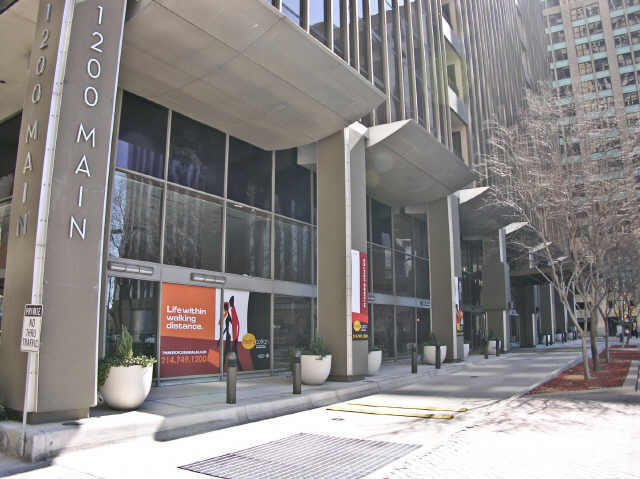 Primary Photo - Downtown condo with roof top pool & concie...