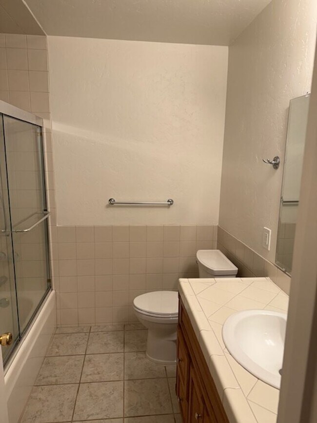 Building Photo - Great Condo with 1 car garage and indoor l...