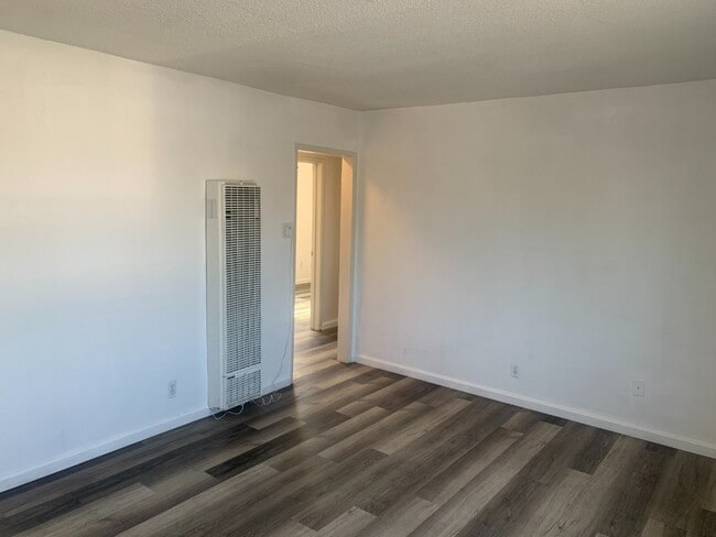 Building Photo - APARTMENT WITH NEW VINYL FLOORS