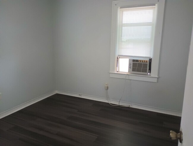 Building Photo - Charming 2-Bedroom Apartment Near Downtown...