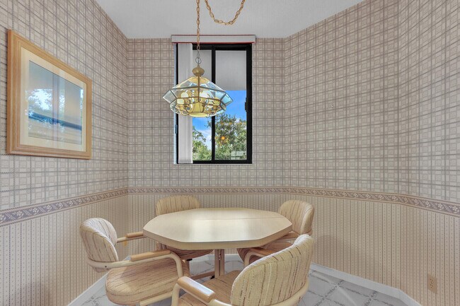 Building Photo - 11370 12 Oaks Way