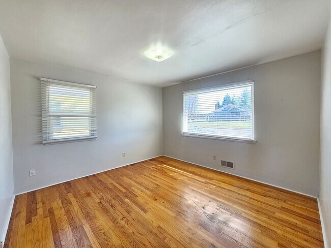 Building Photo - $2,095 - 3 Bed / 2 Bath Charming Rancher H...
