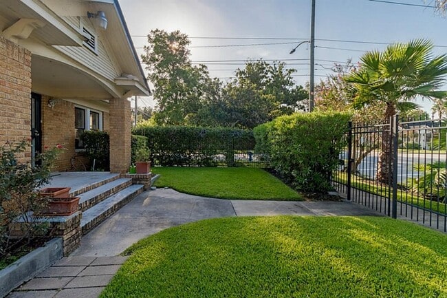 Building Photo - 837 Peddie St