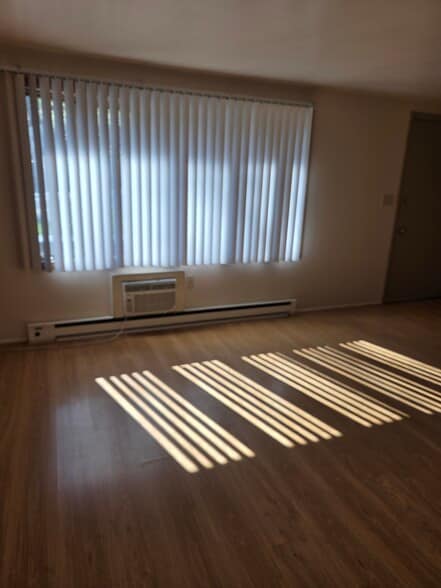 Master bedroom with window blinds - 496 Mercer Rd