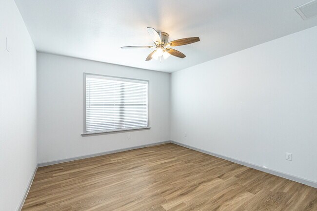 Building Photo - Luxurious Like-New Townhome Located In Nor...