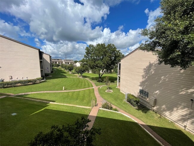 Building Photo - 204E Lakeview Ter