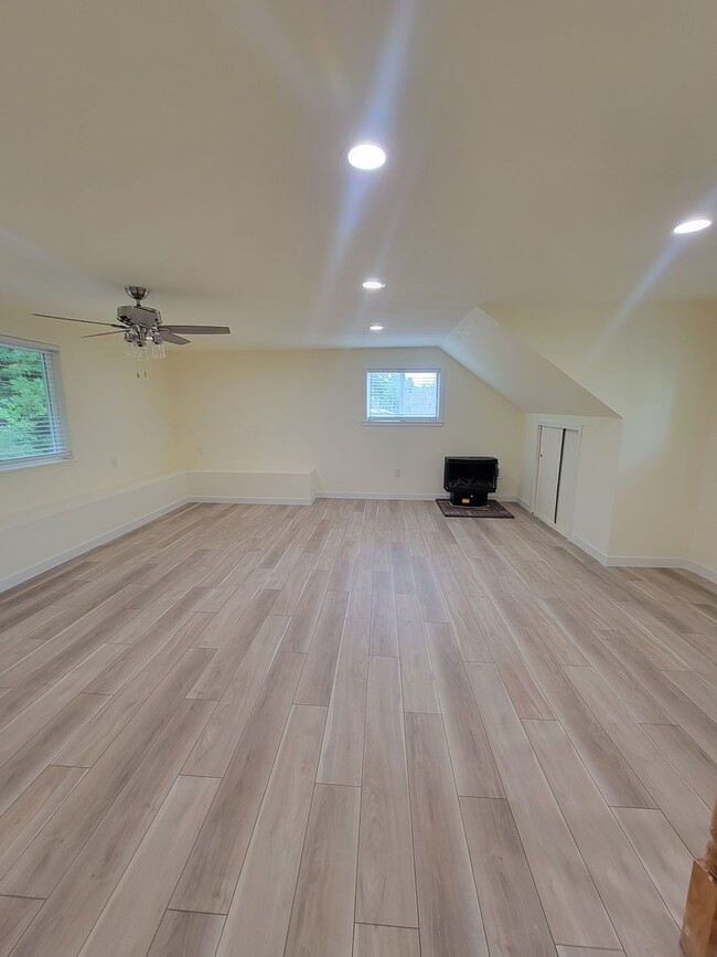 Building Photo - Newly remodeled 5 bedroom 2 bath home in L...