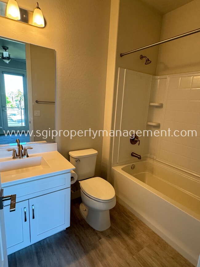 Building Photo - Luxurious Biltmore Townhome