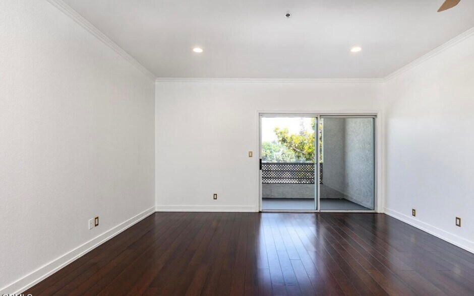 Building Photo - 300 N El Molino Ave