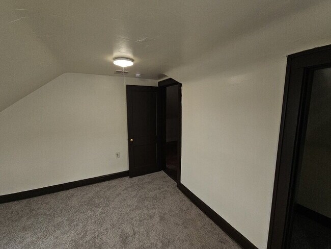 Building Photo - 1547 Hillcrest Rd