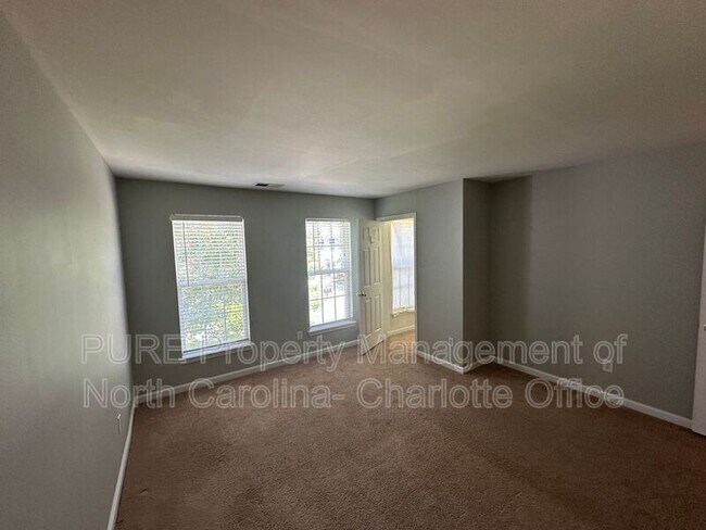 Building Photo - 6033 Queens Walk Ct