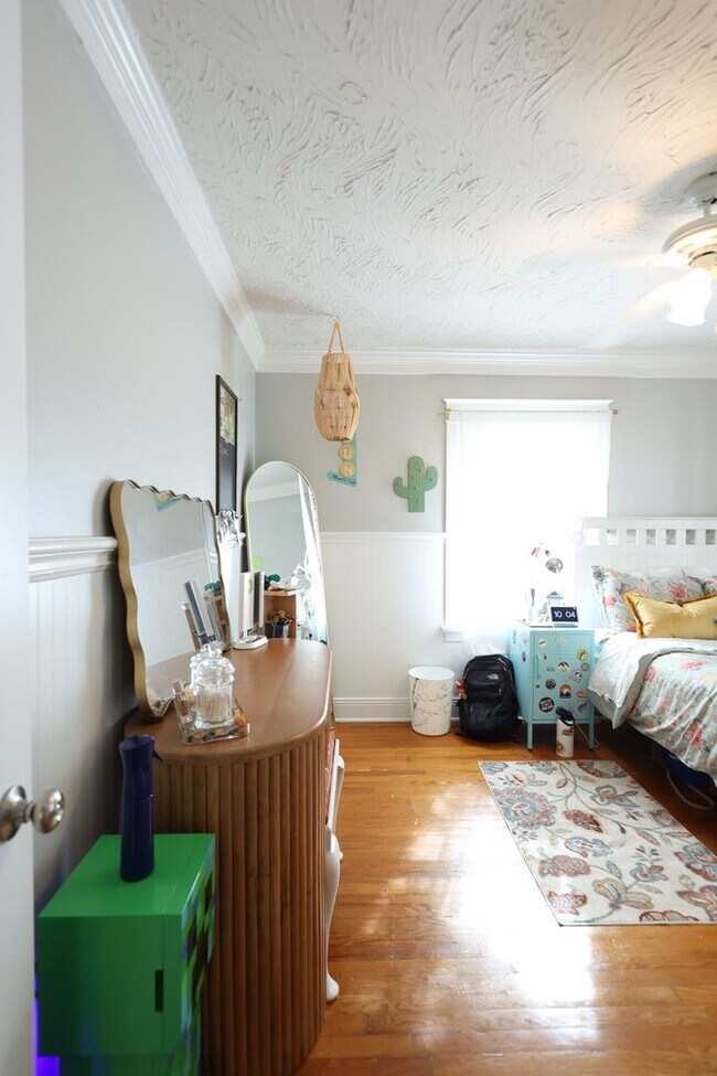 Building Photo - Beautifully Updated 4 bed house w/ fully fenced in yard **