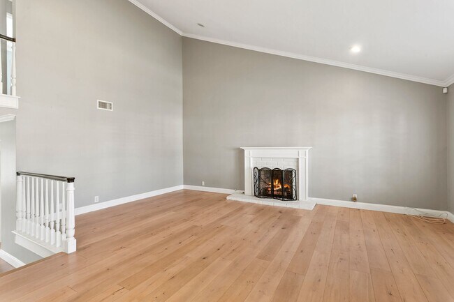 Building Photo - Remodeled Huntington Home!
