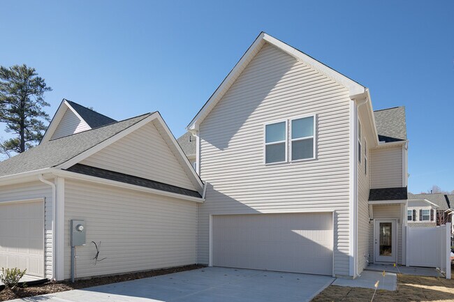 Building Photo - Gorgeous End-Unit Townhome with Spacious Layout!