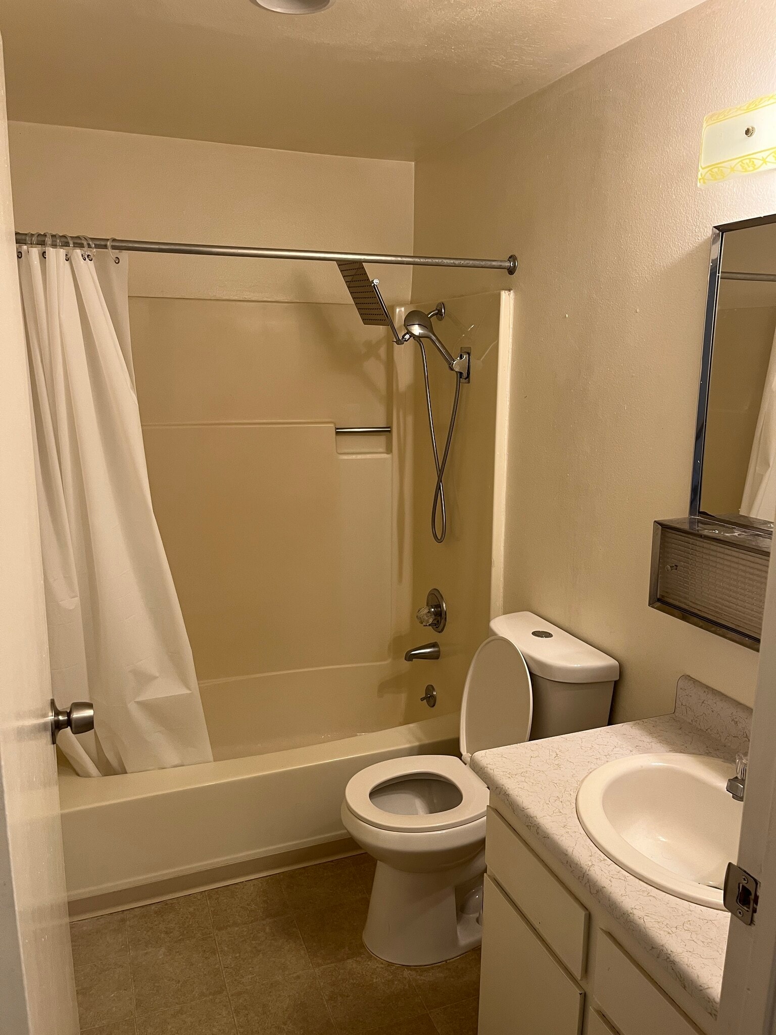 Building Photo - 567 Fairview St