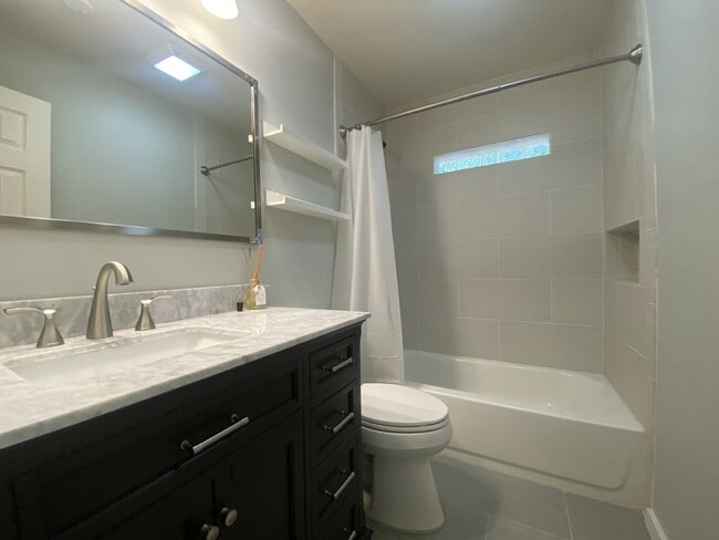 Building Photo - 1714 Village Dr