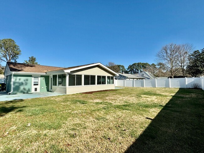 Building Photo - READY 08-26-25!! 3-Bedroom Ranch W/Fenced ...