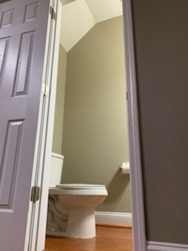 Building Photo - Charming 2 Bedroom, 2.5 Bath Townhouse Available in Hampton Forest!