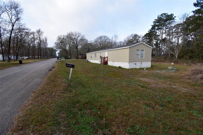 Building Photo - 2 Lakeview Ln