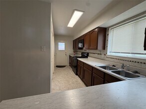 Building Photo - 7841 Green Lawn Dr