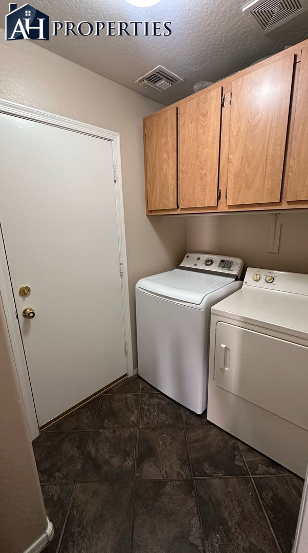Building Photo - 3 Bed 2.5 bath 2 story house LOTS of storage