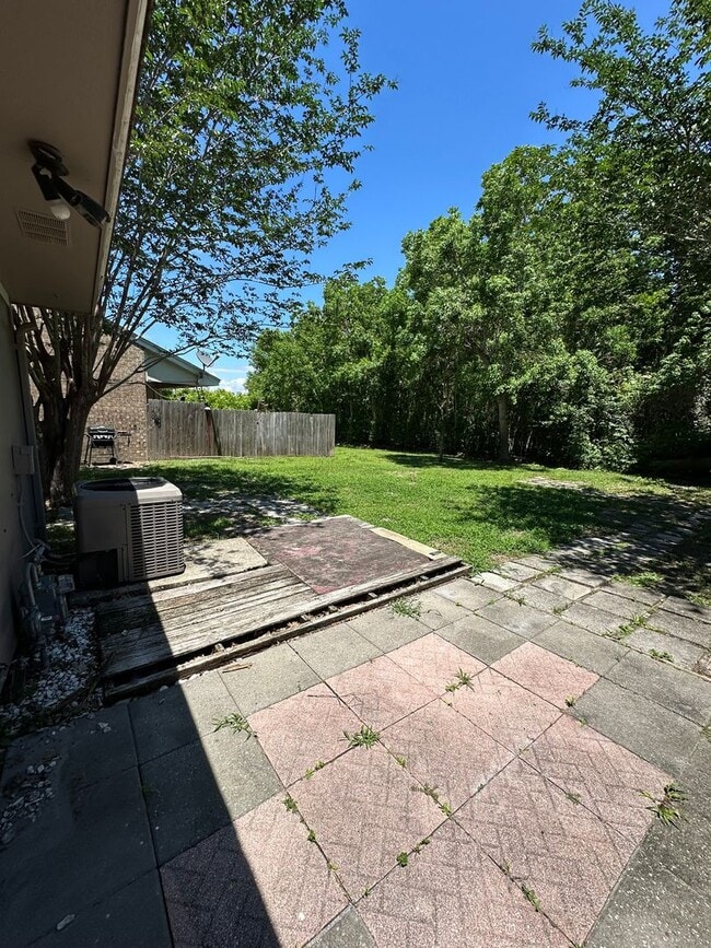 Building Photo - 2 bed 2 bath townhome, perfect location!
