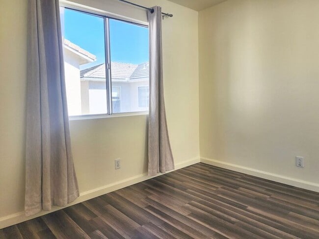 Building Photo - 5 Andaluz