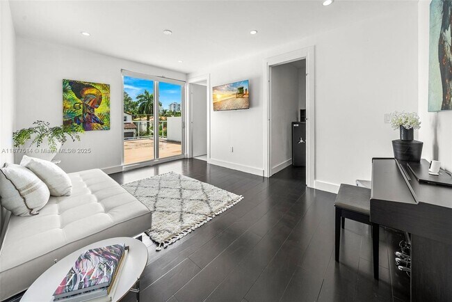 Building Photo - 6050 La Gorce Dr