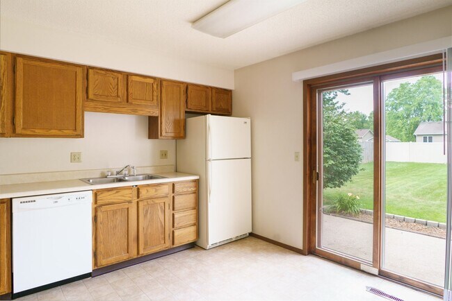 Building Photo - 2 Bedroom Townhome Available August 14th, 2026!