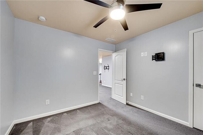 Building Photo - 2242 Knoxhill View