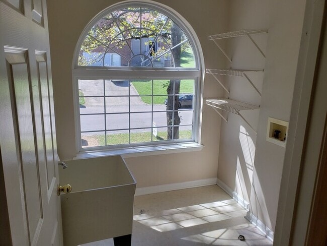 Building Photo - Large Home on Dead End street