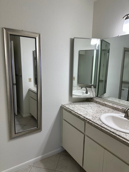 Ensuite bath - 425 S Parkcrest