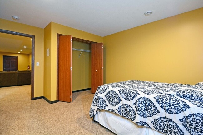 Building Photo - Spacious 5-Bed 3-Bath Home in South St. Paul - Available Now!