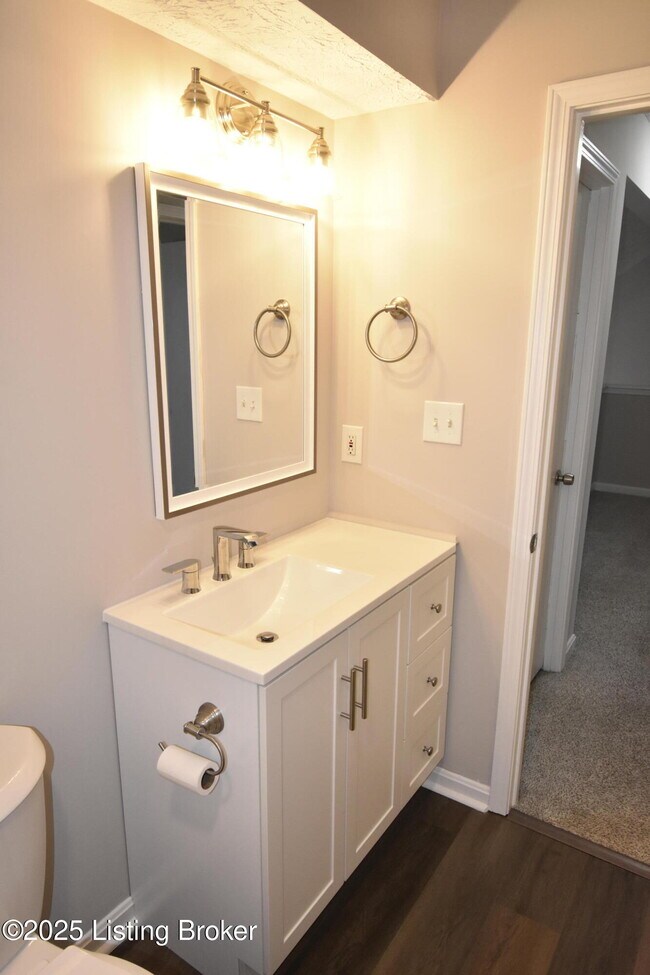 Building Photo - 4313 Hickoryview Dr