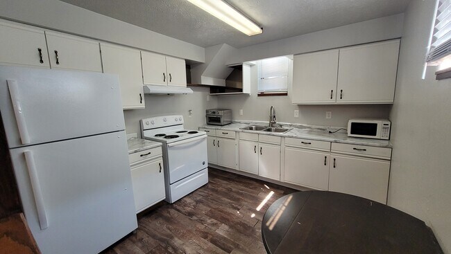 Building Photo - 908 1st St