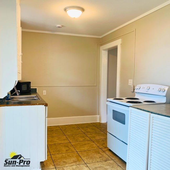 Building Photo - 808 S Grandview Ave