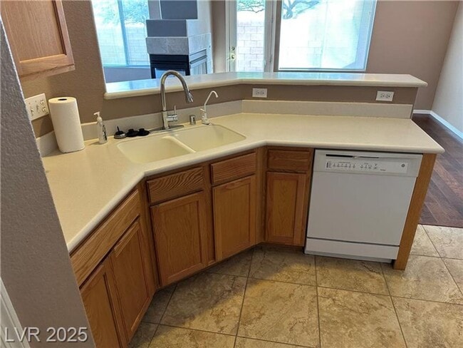 Building Photo - Beautiful 3 bedroom w loft 2.5 bath townho...