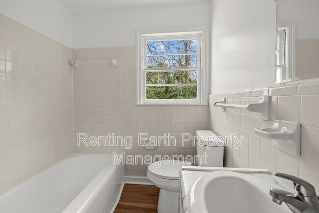 Building Photo - 933 T St