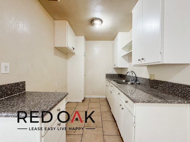 Building Photo - Welcoming One Bedroom with Stunning Tile F...