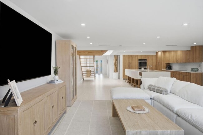 Building Photo - 1173 Hillsboro Mile Unit 22