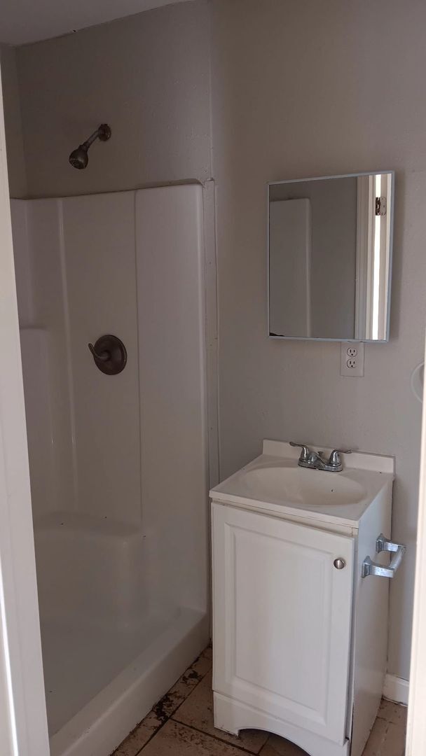 Building Photo - Completely renovated Large house, perfect for a family or young professional!