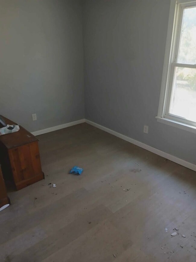 Building Photo - HILLSBORO - Ranch Style Home with Covered Front Porch - $750 MONTH / $999 DOWN