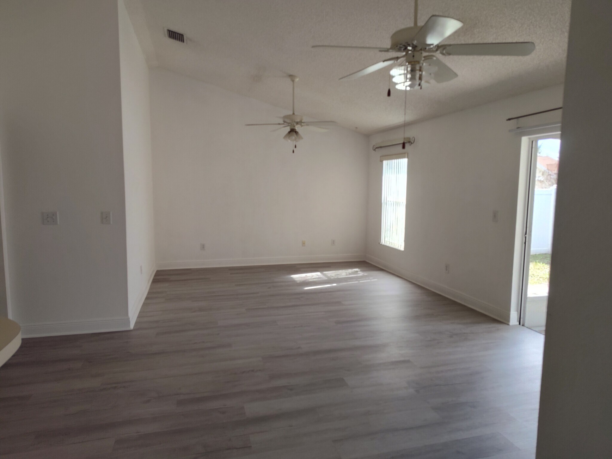 Building Photo - 5202 Oceanside Ct