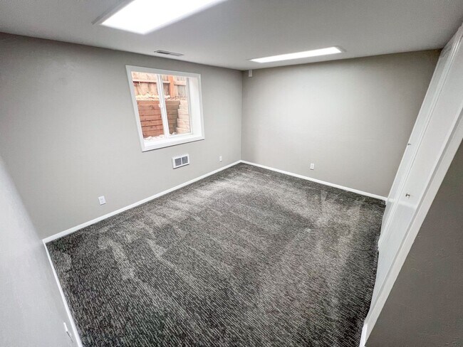 Building Photo - 147 W Fremont Ave