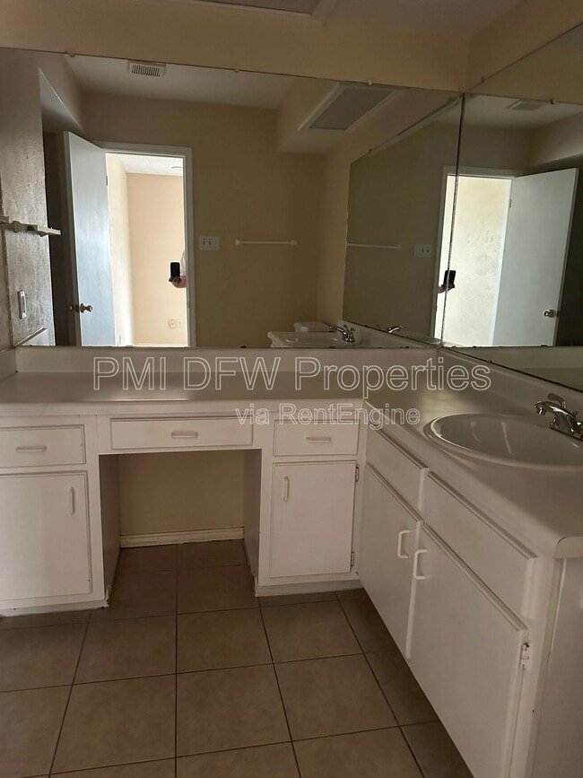 Building Photo - 5209 Pensacola Dr