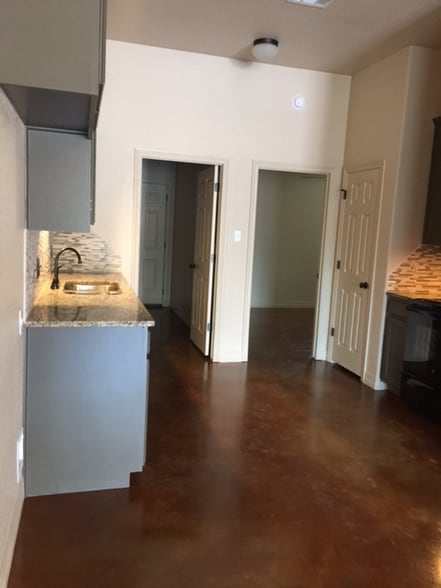 Building Photo - 1106 W 2nd St