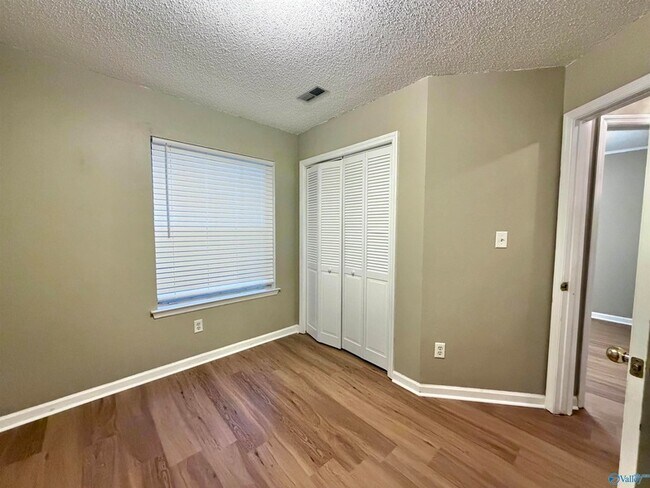 Building Photo - 105 Sugarwood Ct