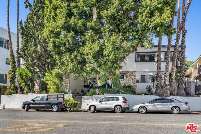Building Photo - 941 N San Vicente Blvd