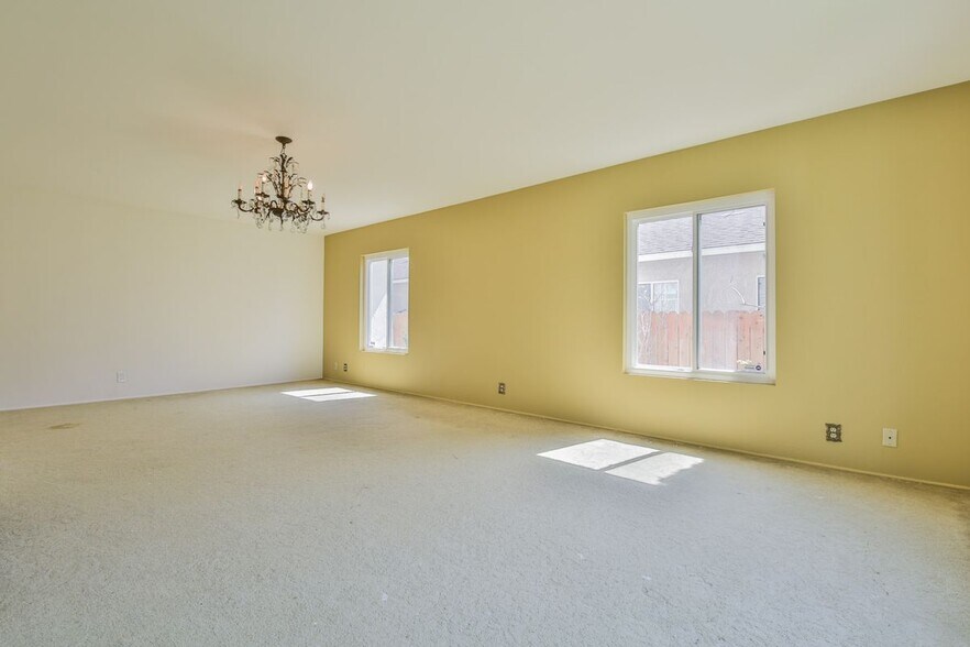 Building Photo - 3744 Pine Ave